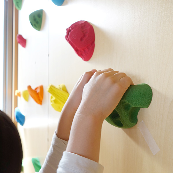 子どもも大人も遊べる、ボルダリング